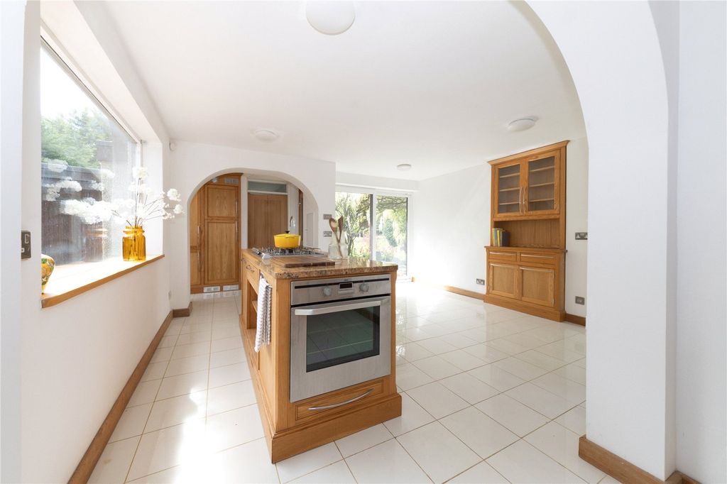 Property photo 3 of 31 Kitchen