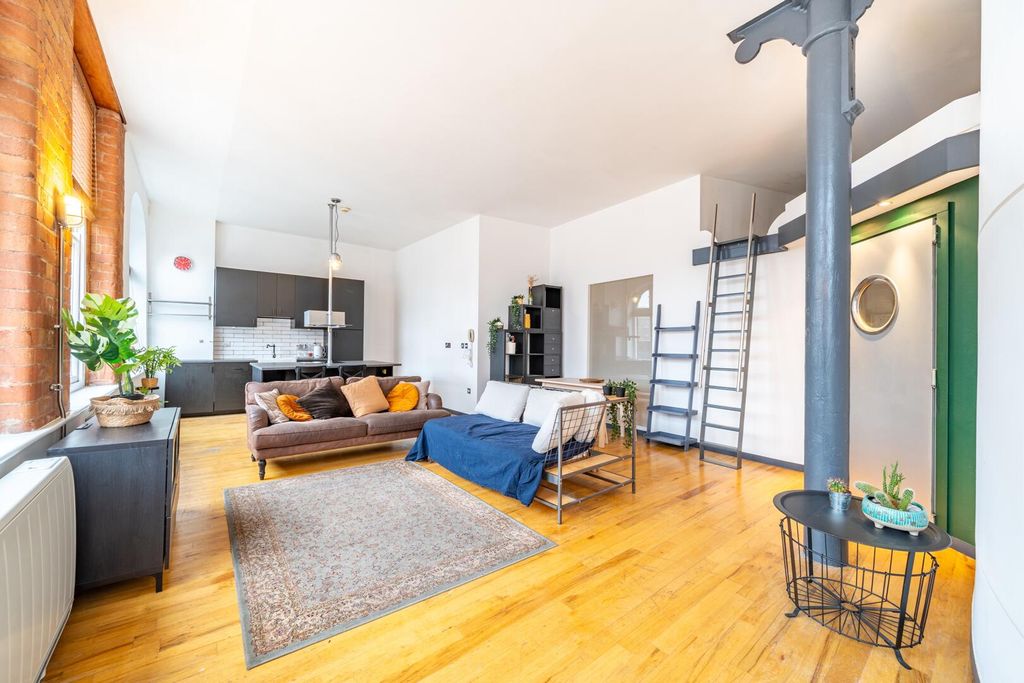 Property photo 1 of 19 Living Room