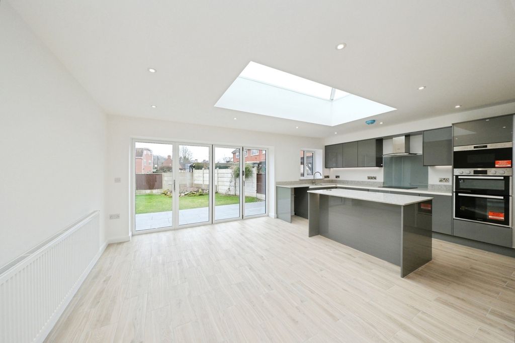 Property photo 2 of 18 Kitchen / Diner