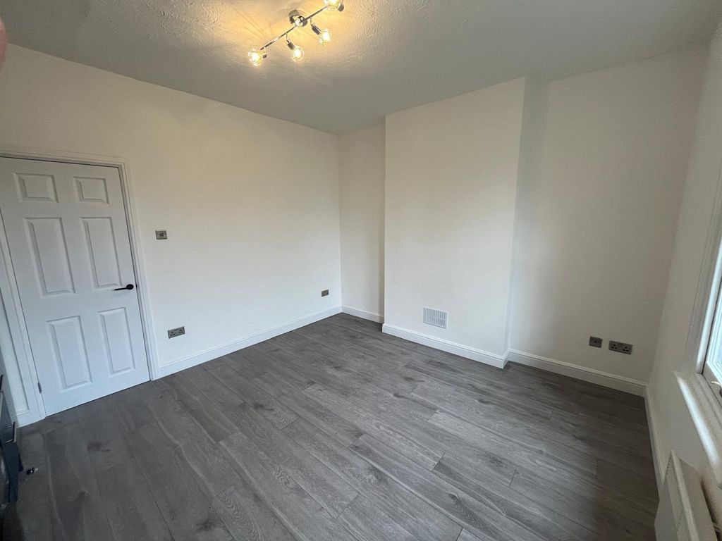 Property photo 3 of 8 Lounge