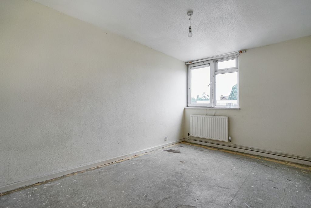 Property photo 3 of 13 26 Halsmere Road, Camberwell, London Se5 9Jq