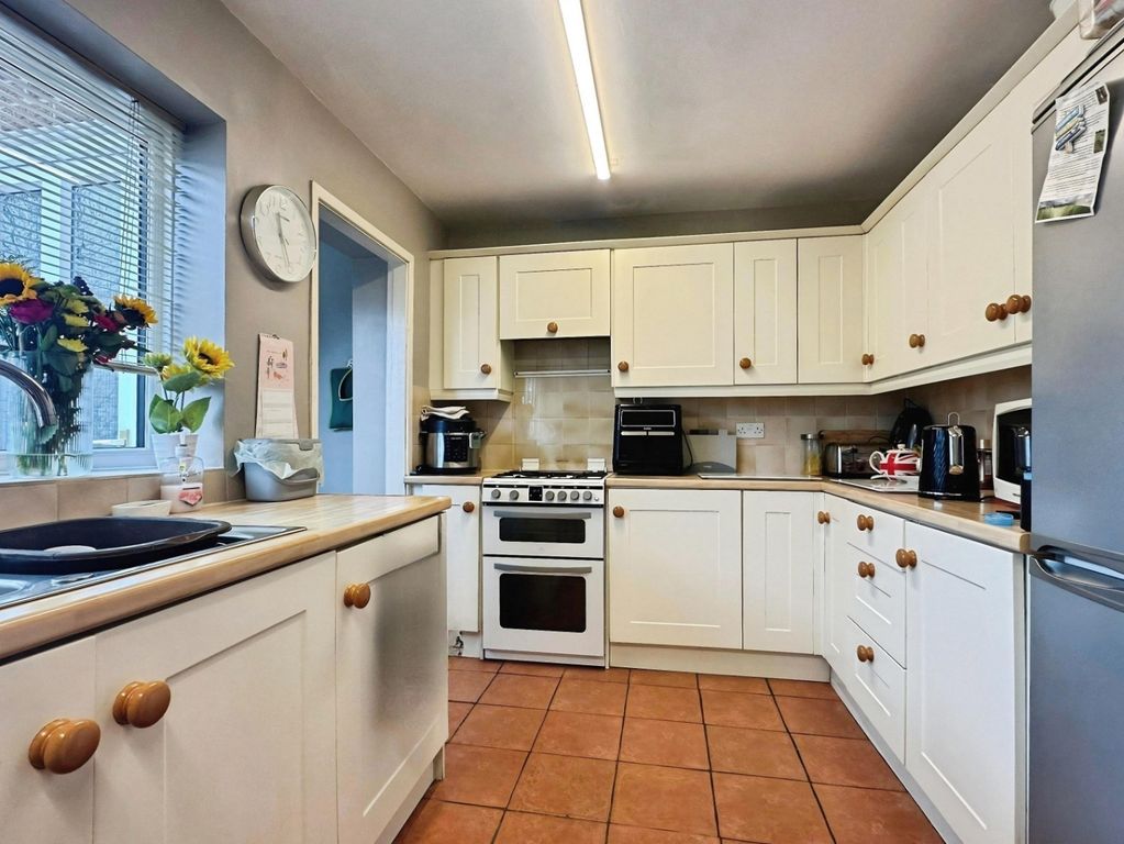 Property photo 3 of 14 Kitchen