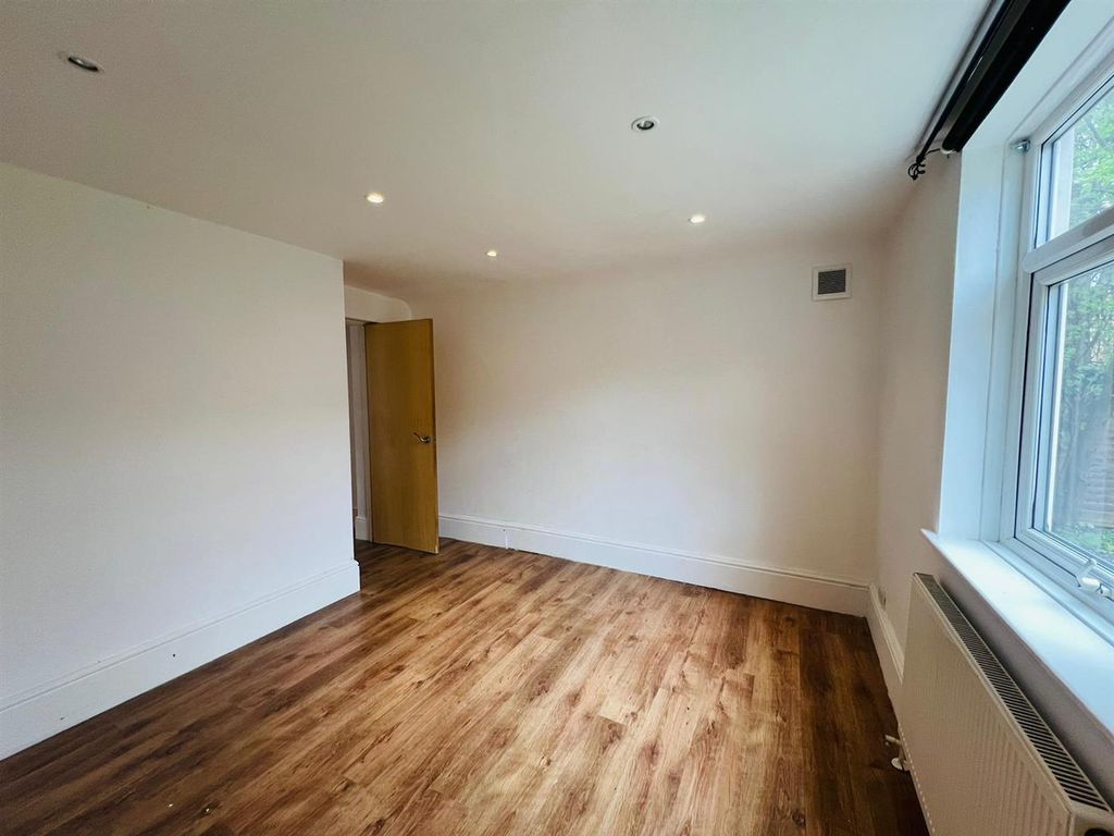 Property photo 3 of 12 Bed3..Jpg
