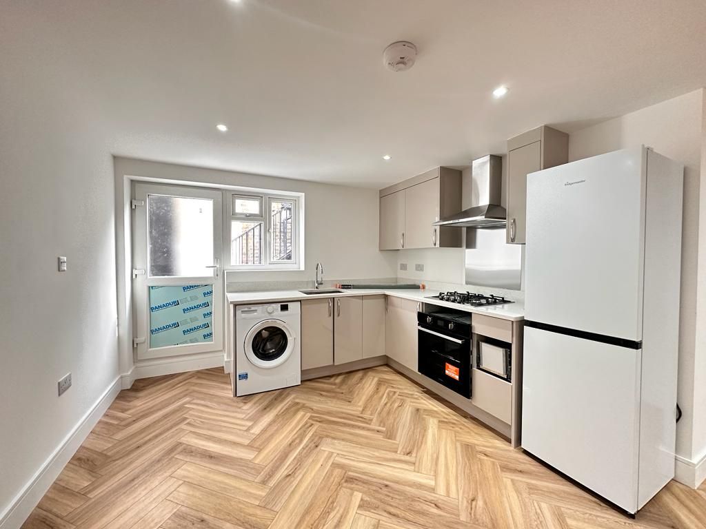 Property photo 1 of 5 Studio To Rent In Ub8