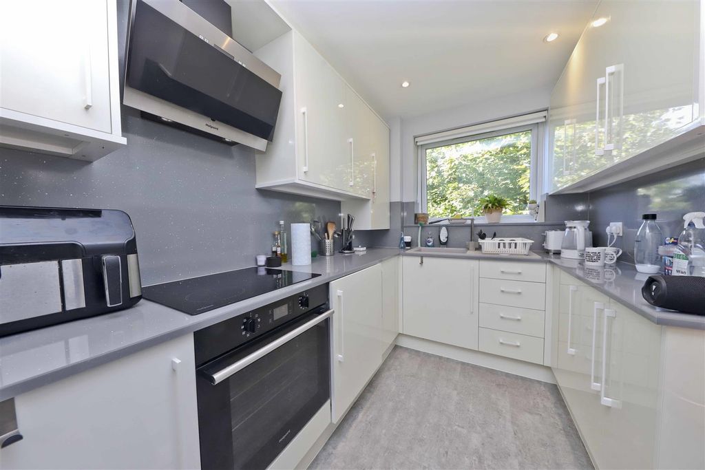 Property photo 3 of 8 Kitchen