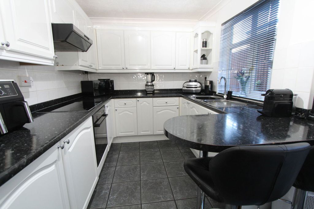 Property photo 2 of 27