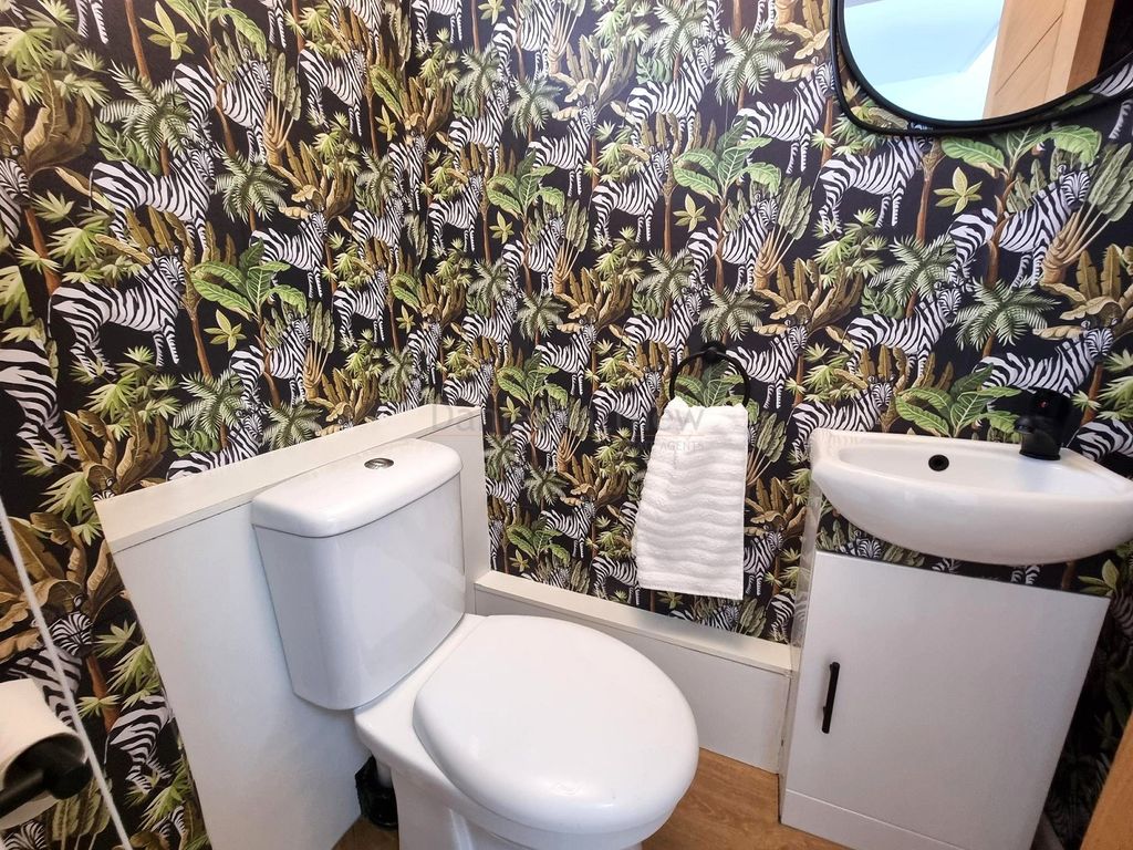 Property photo 3 of 17 Cloakroom-W.c