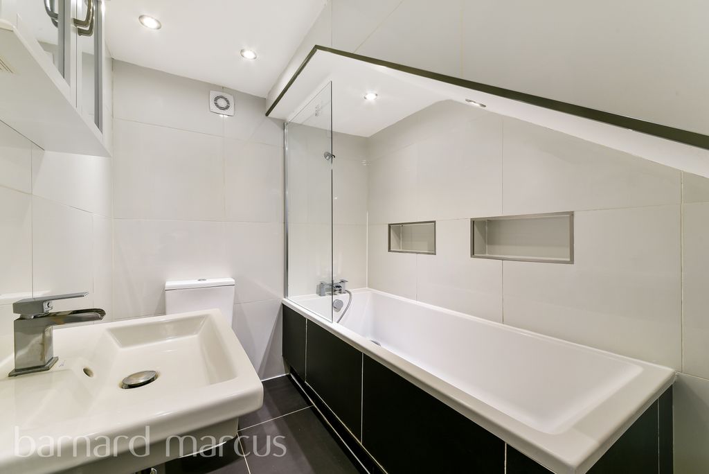 Property photo 2 of 9 Bathroom