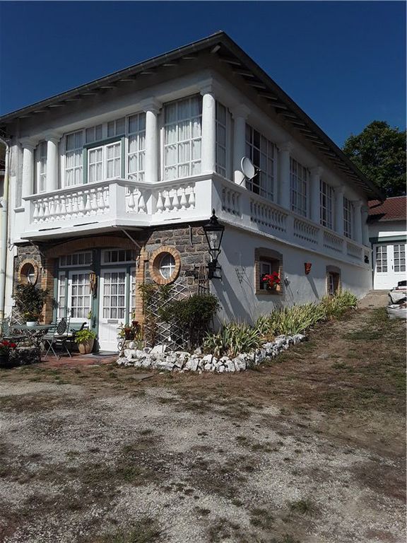 Property photo 2 of 21 Front And Side With Annexe