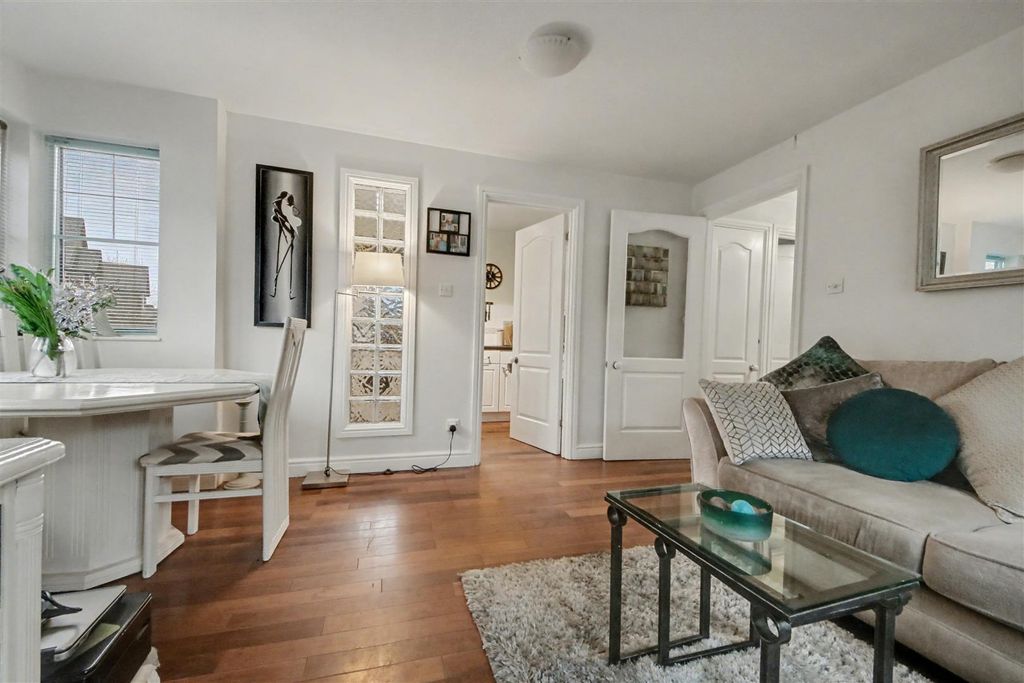 Property photo 3 of 8 Lounge Diner (1).Jpg