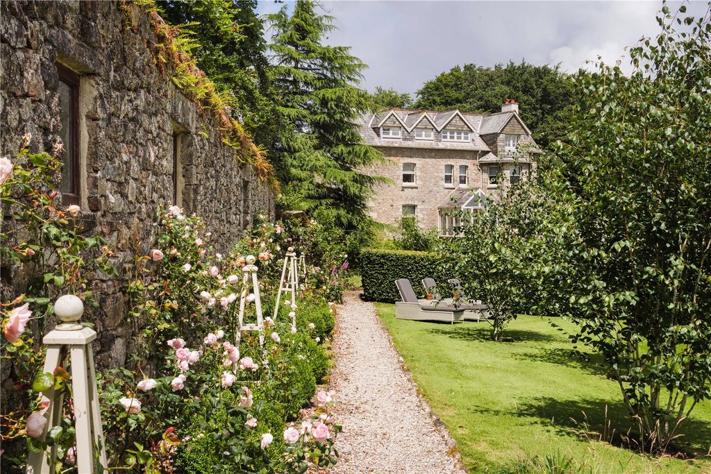 Property photo 1 of 32 Gardens
