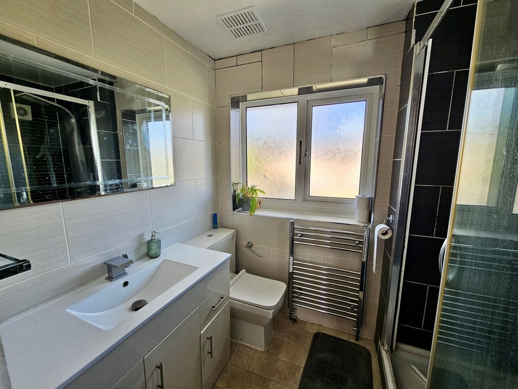 Property photo 3 of 4 Bathroom