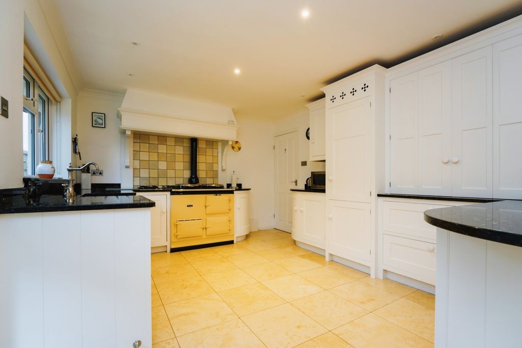 Property photo 2 of 10 Kitchen