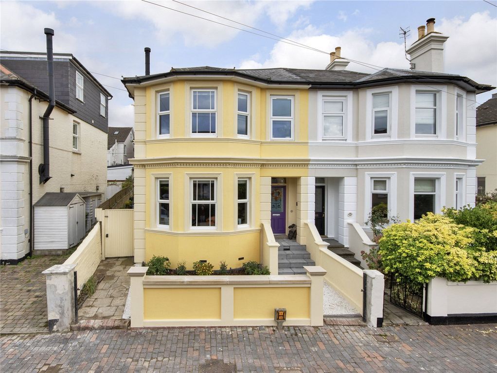 Property photo 1 of 14 18 Albion Road