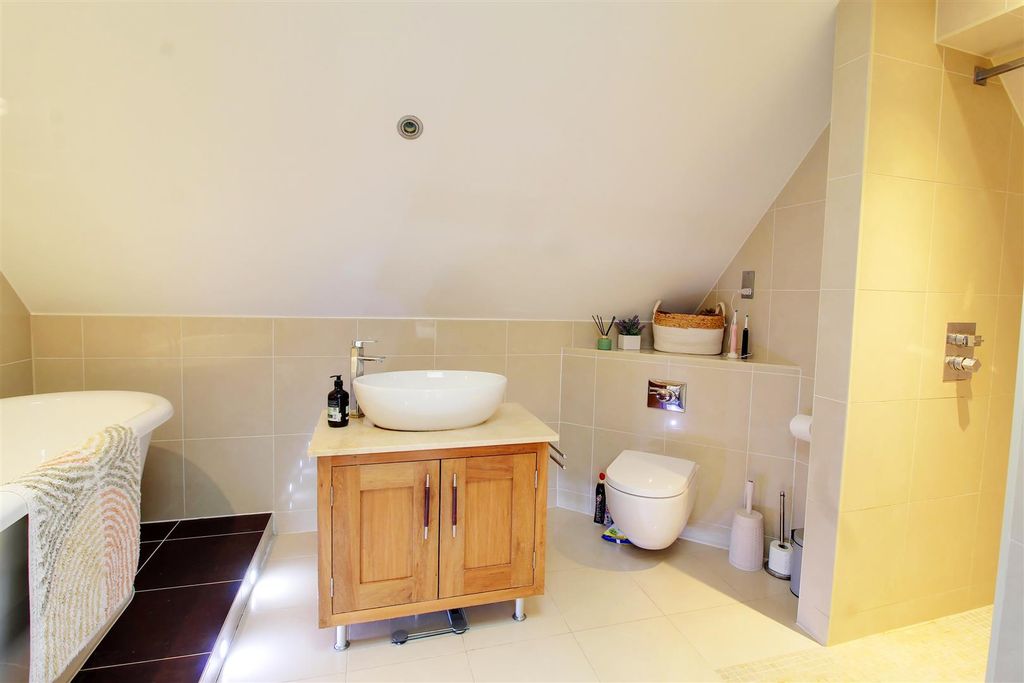 Additional image 8 of 3 bed flat for saleBluebridge Road, Brookmans Park AL9