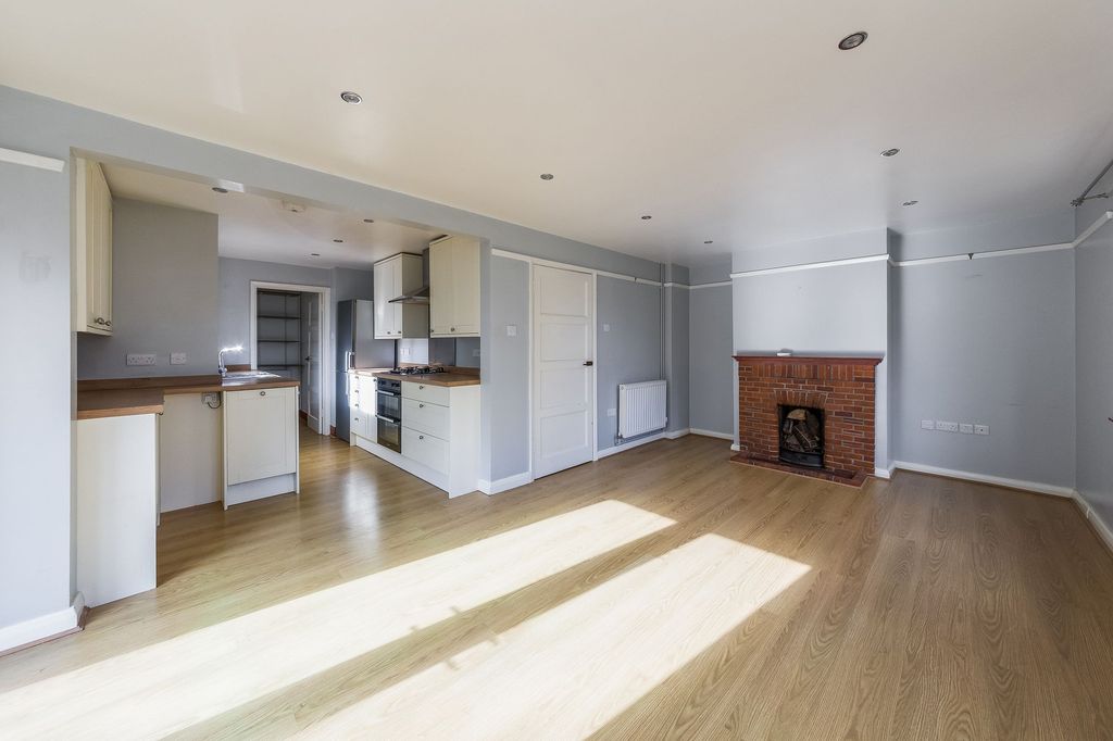 Property photo 2 of 24