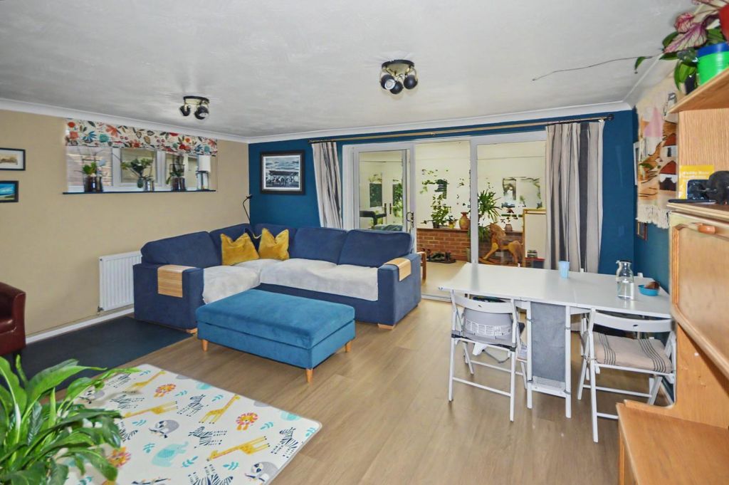 Property photo 2 of 18 Lounge