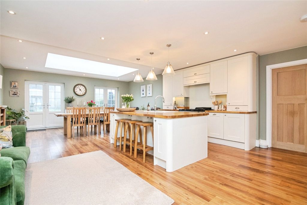 Property photo 2 of 33 Picture No. 18