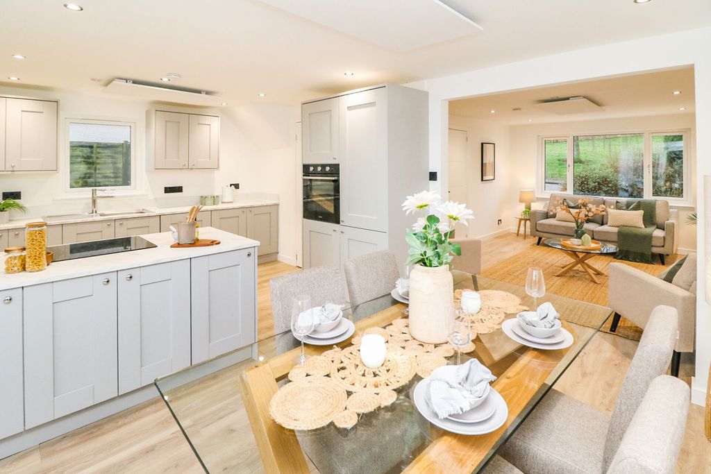 Property photo 2 of 27