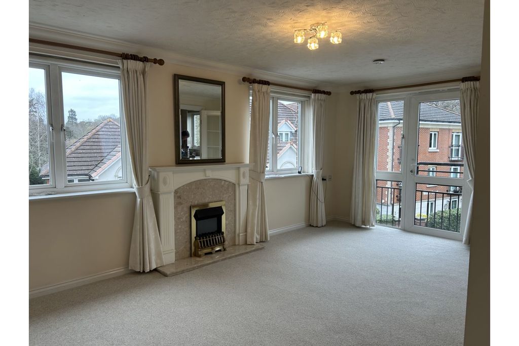 Property photo 1 of 17 Lounge