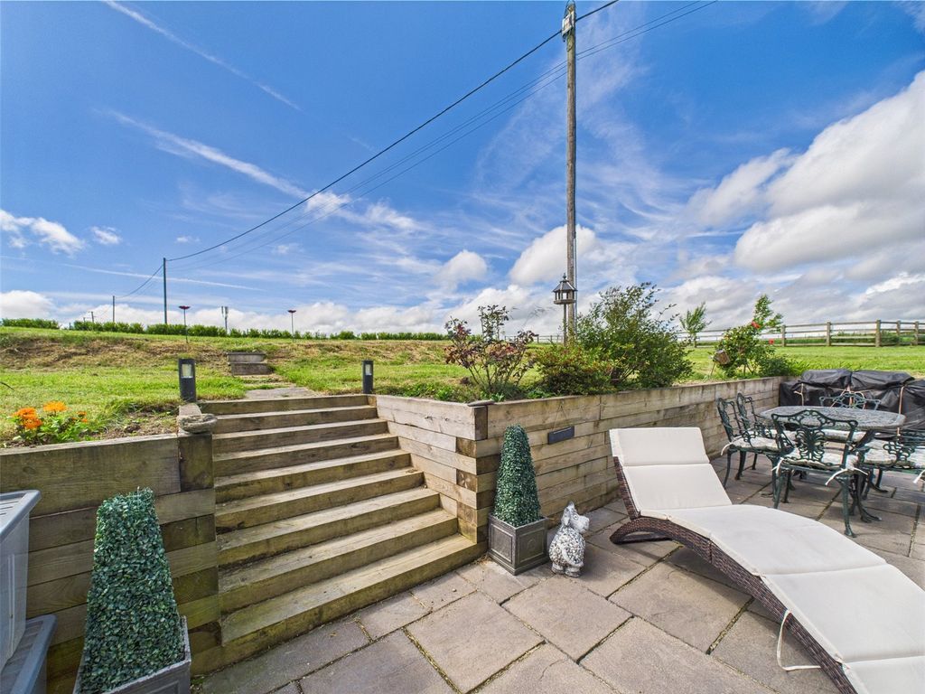 Property photo 3 of 24 Picture No. 23