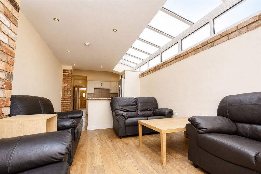 Property photo 2 of 12 Approach