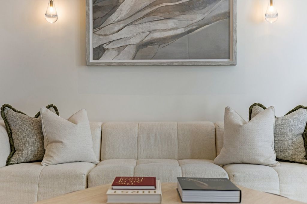 Property photo 3 of 34 Reception