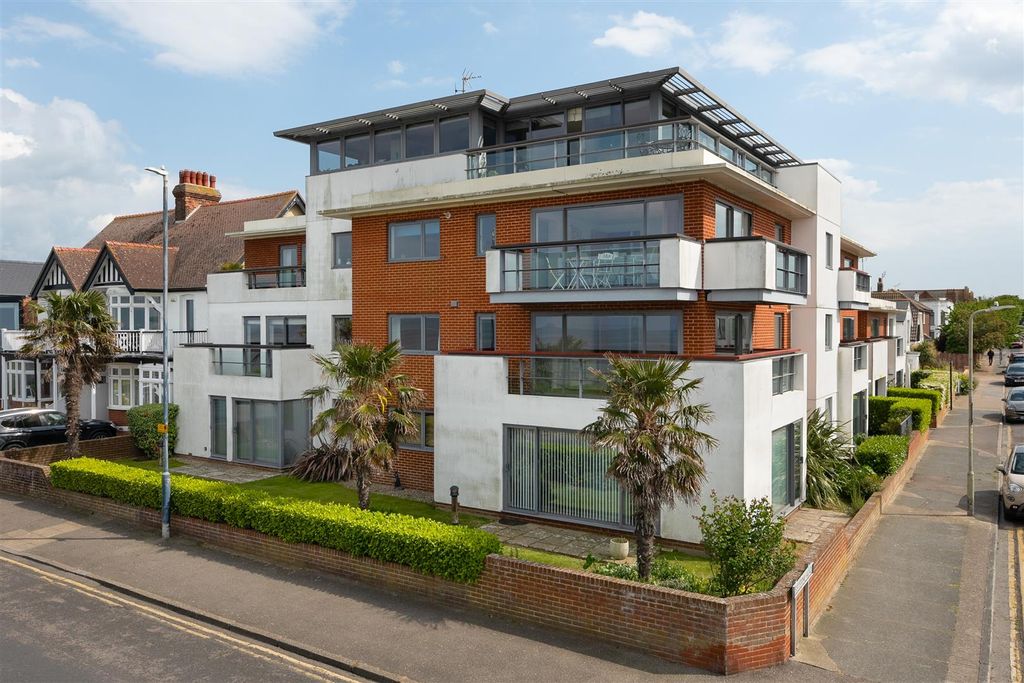Property photo 2 of 19 Graystone Road, Tankerton, Whitstable