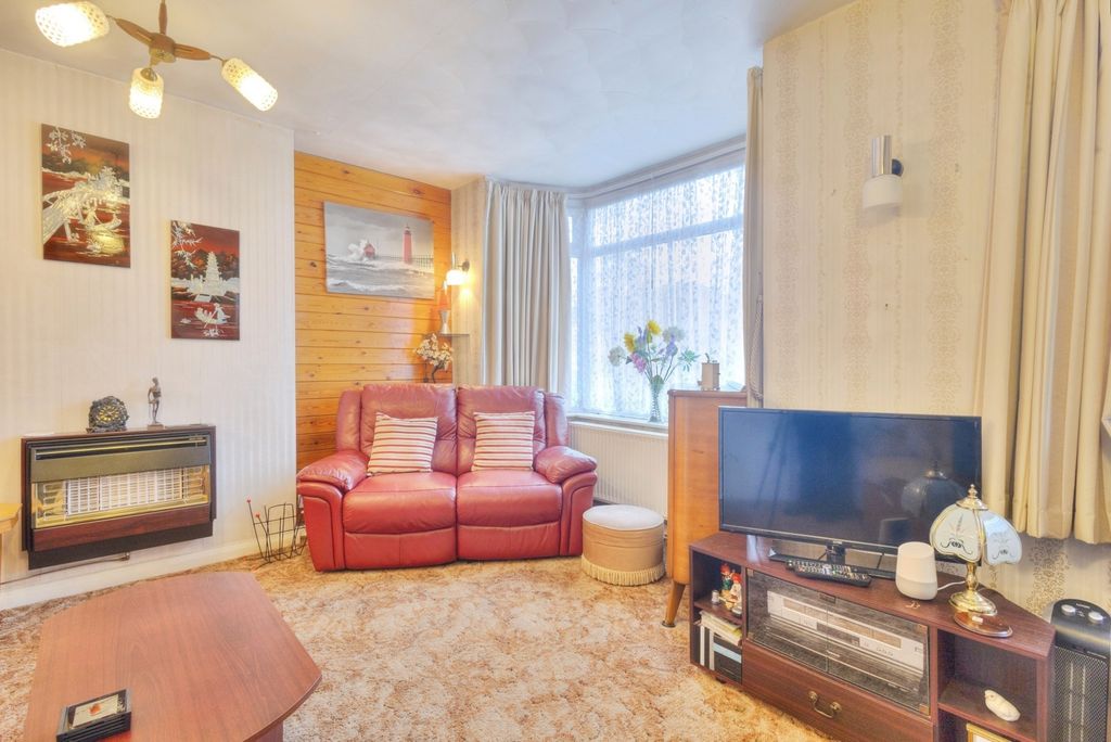 Property photo 2 of 19 Lounge