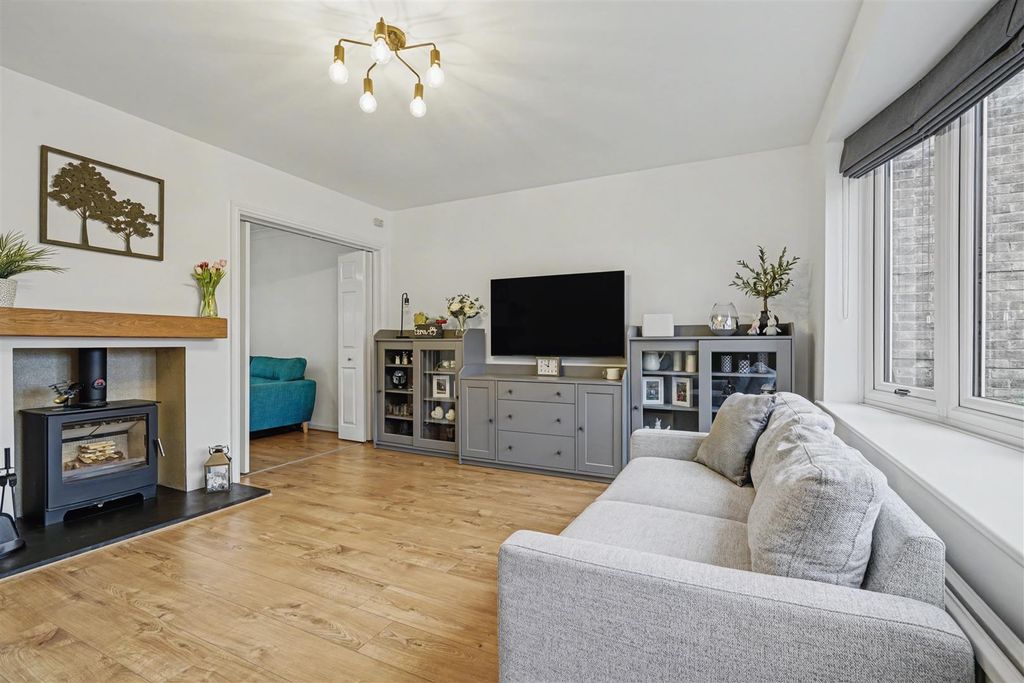 Property photo 2 of 31 Lounge