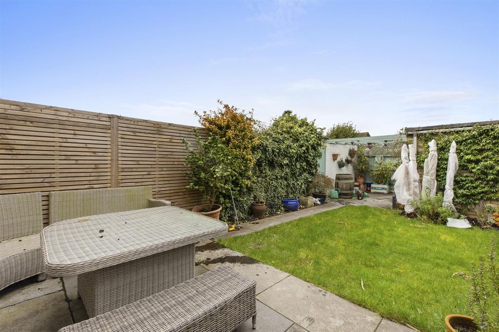 Property photo 2 of 14 7 Cypress Walk, Hp15 7Rf-10.Jpg