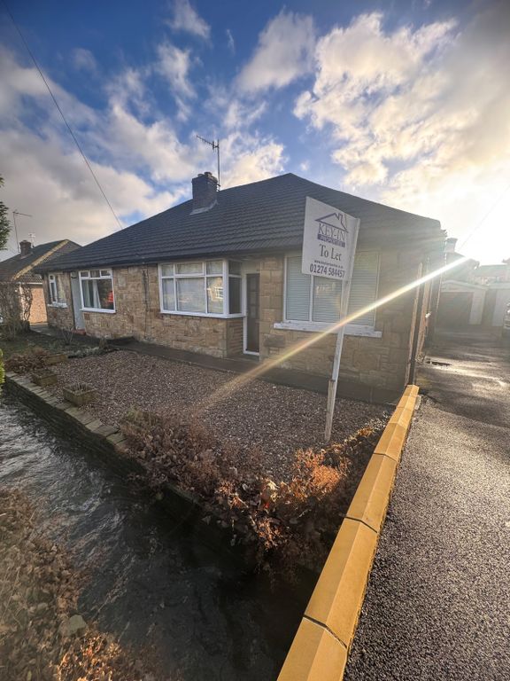 Property photo 1 of 19 Attractive 2-Bedroom Semi -Detached Bungalow In Cottingley(Bd16) €” Ideal For Working Professionals, Retirees Or Disabled Occupiers