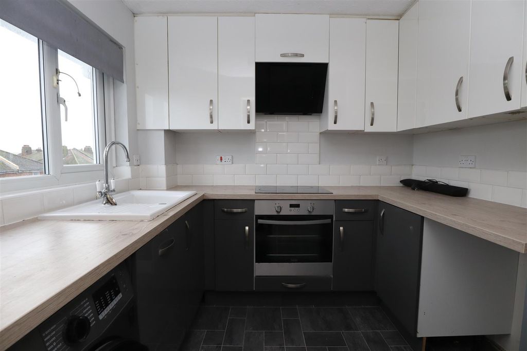 Property photo 2 of 9 Kitchen