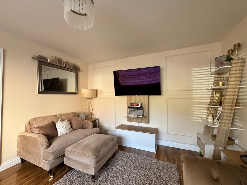 Property photo 3 of 33 Lounge