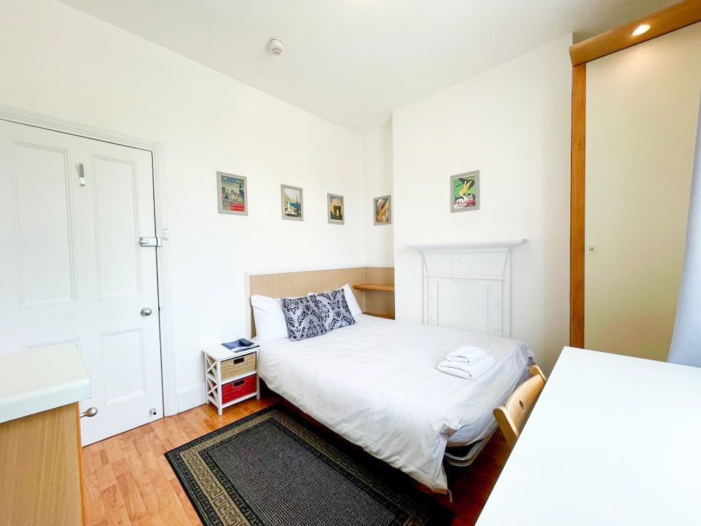 Property photo 1 of 6 Studio To Rent Fulham Palace Road, Hammersmith W6