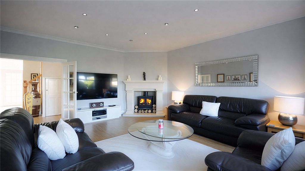 Property photo 3 of 33 Living Room