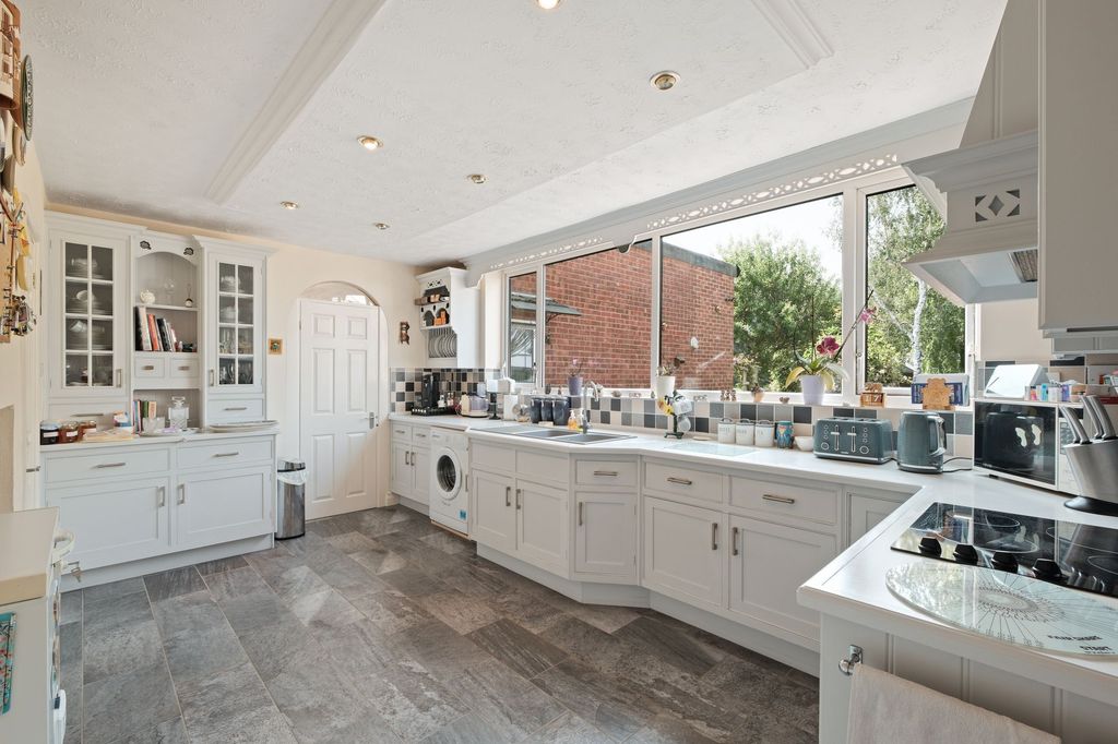 Property photo 2 of 42