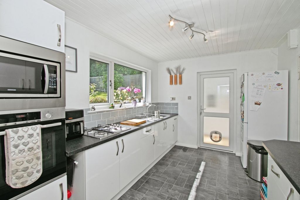 Property photo 2 of 17 Kitchen