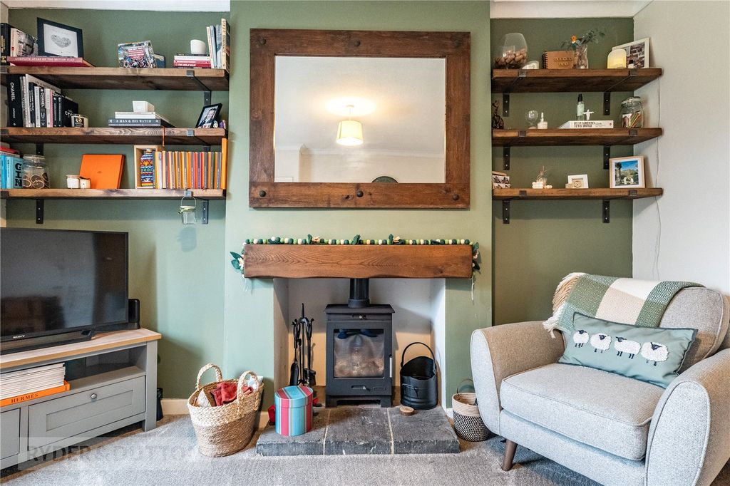 Property photo 3 of 15 Stove