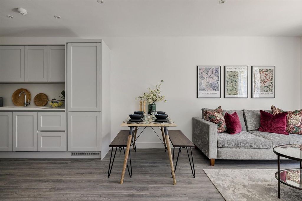 Property photo 2 of 28 Forest Road E17