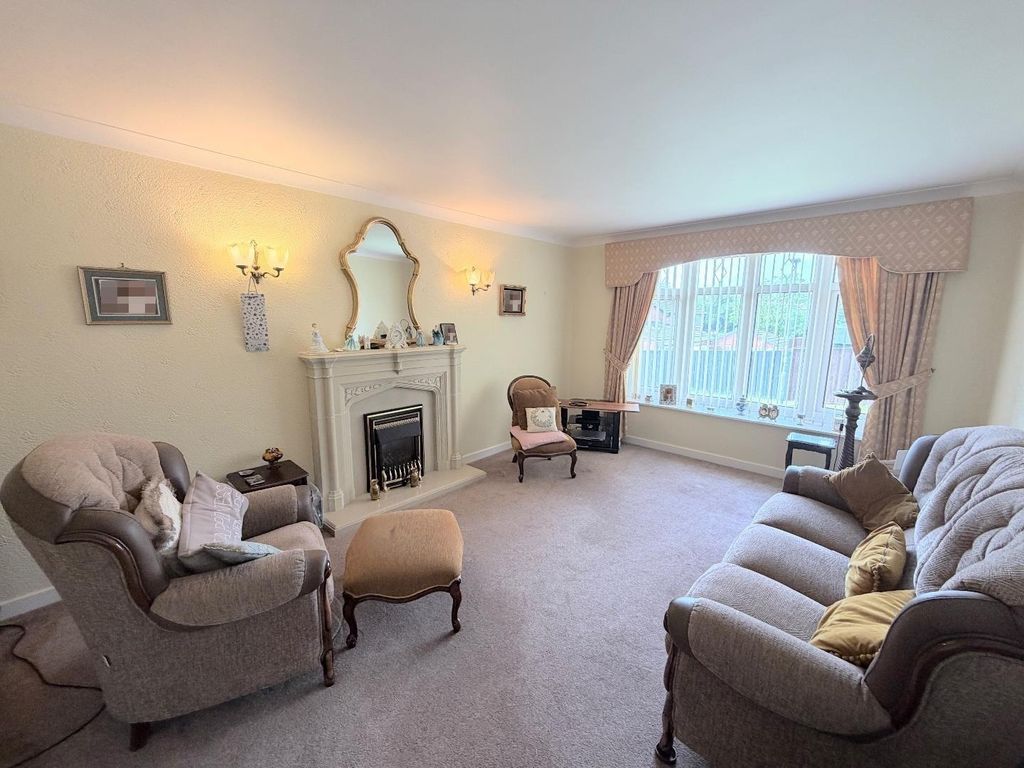 Property photo 2 of 11 Lounge