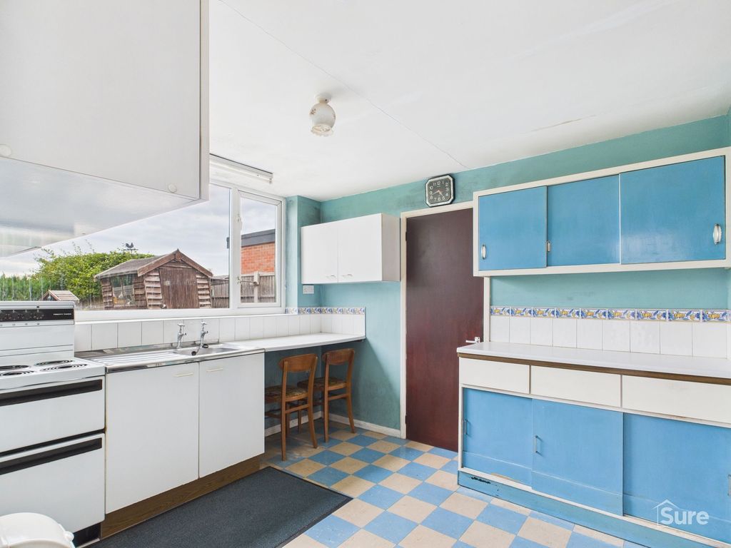 Property photo 3 of 12 Kitchen