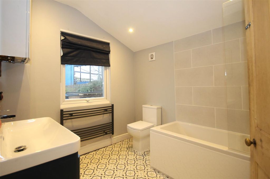 Property photo 2 of 8 Bathroom .Jpg