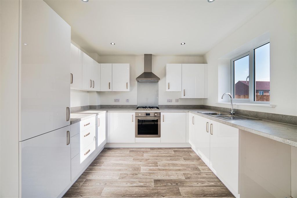 Property photo 3 of 15 Kitchen / Diner