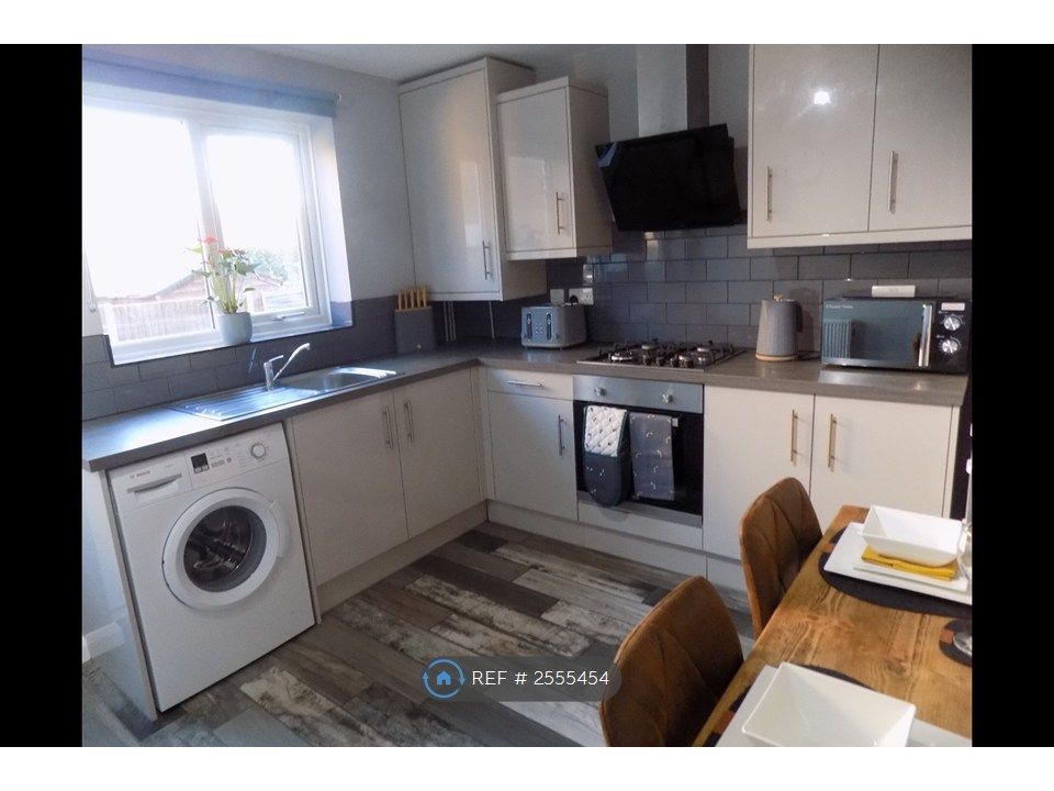 Property photo 3 of 12 Kitchen
