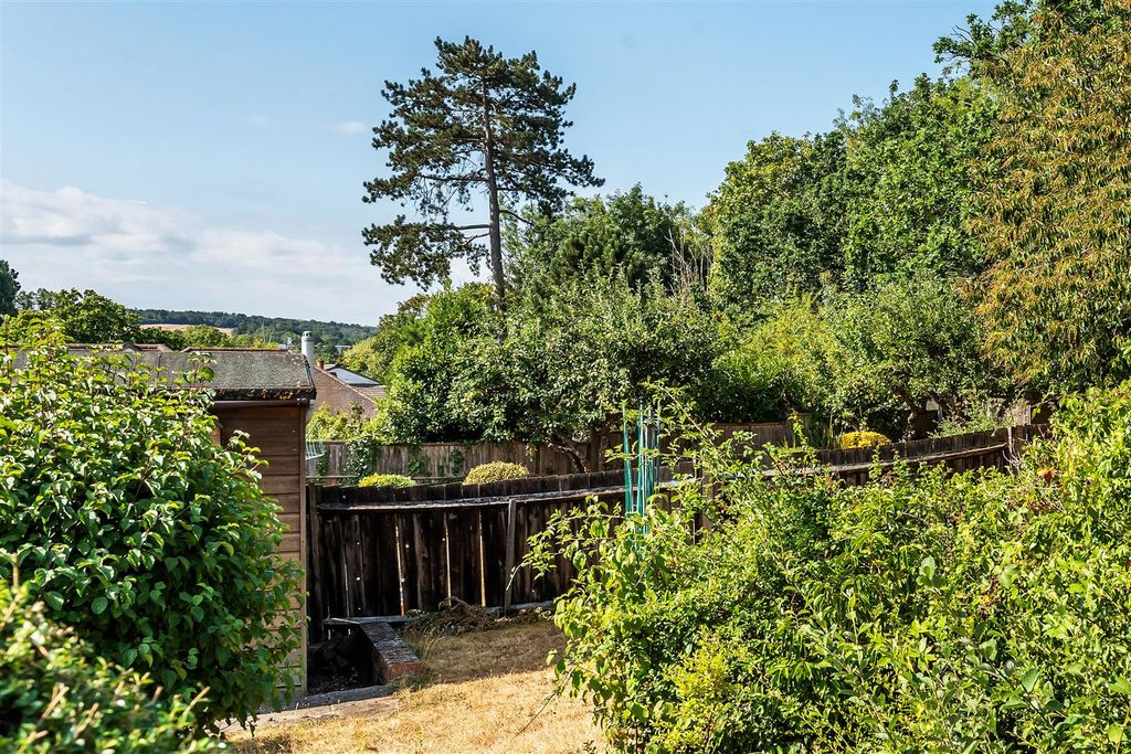 Property photo 2 of 19 7-Oaks-Close-Extra-1.Jpg
