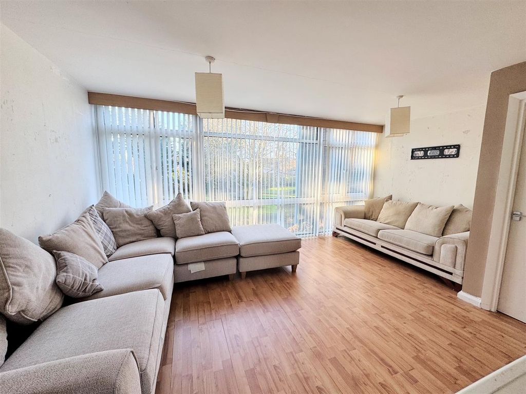 Property photo 2 of 6 Lounge