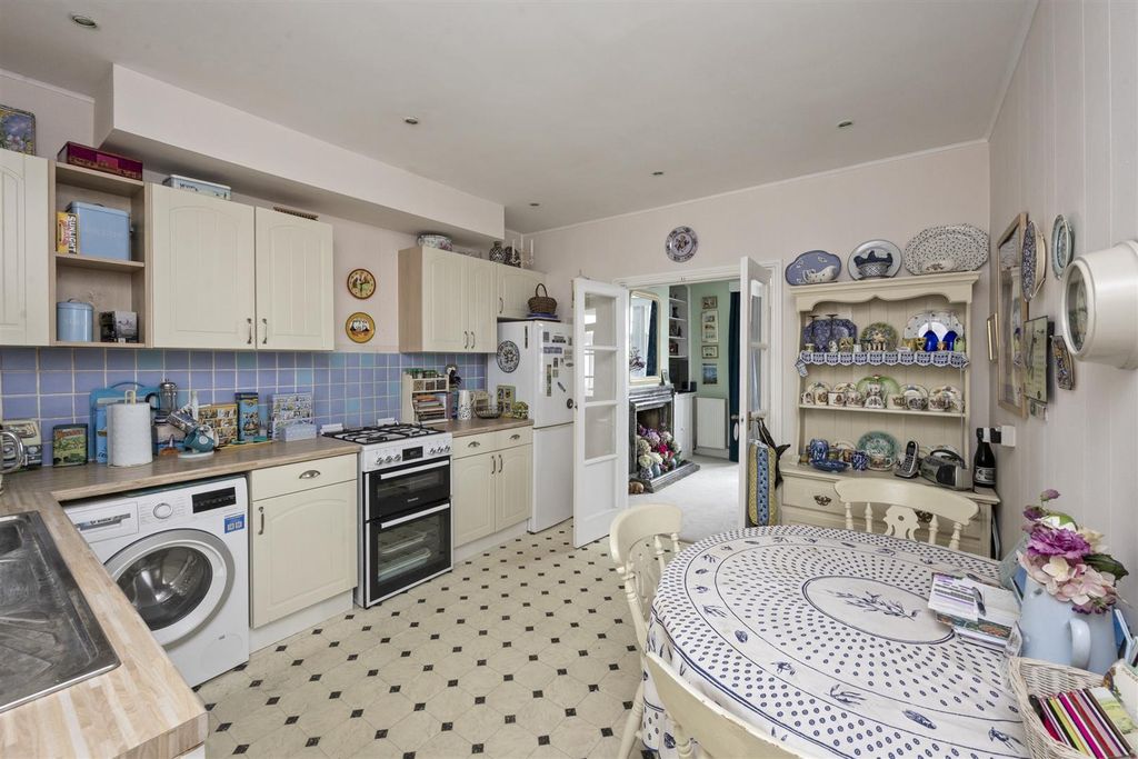 Property photo 3 of 17 Hampstead Road, 5-004.Jpg