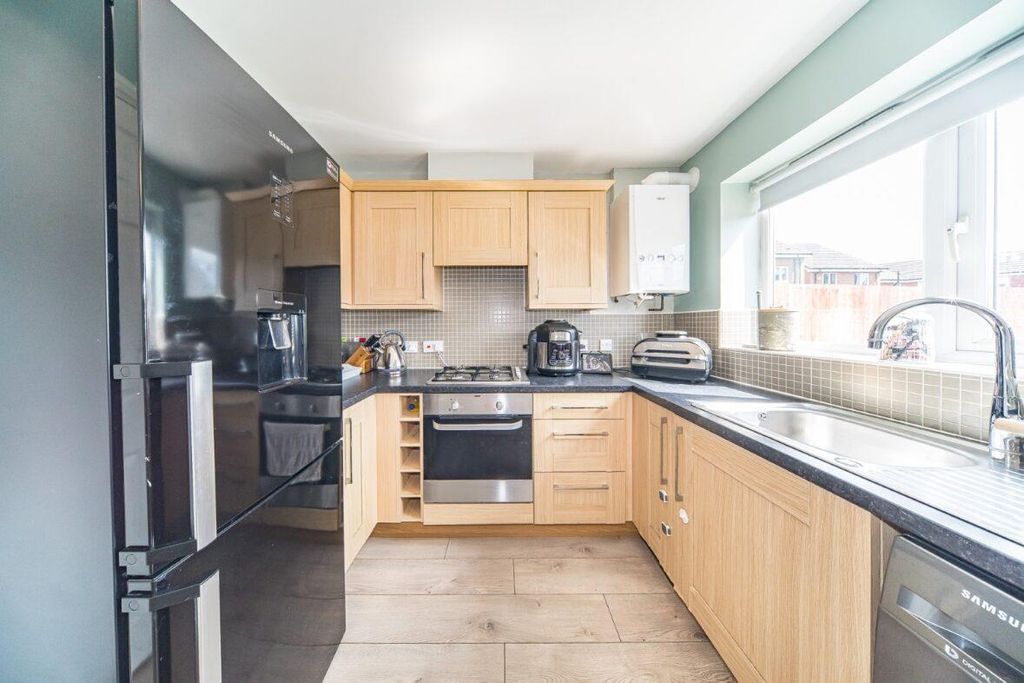 Property photo 2 of 14 8 Riverside Mews Kitchen 2.Jpg