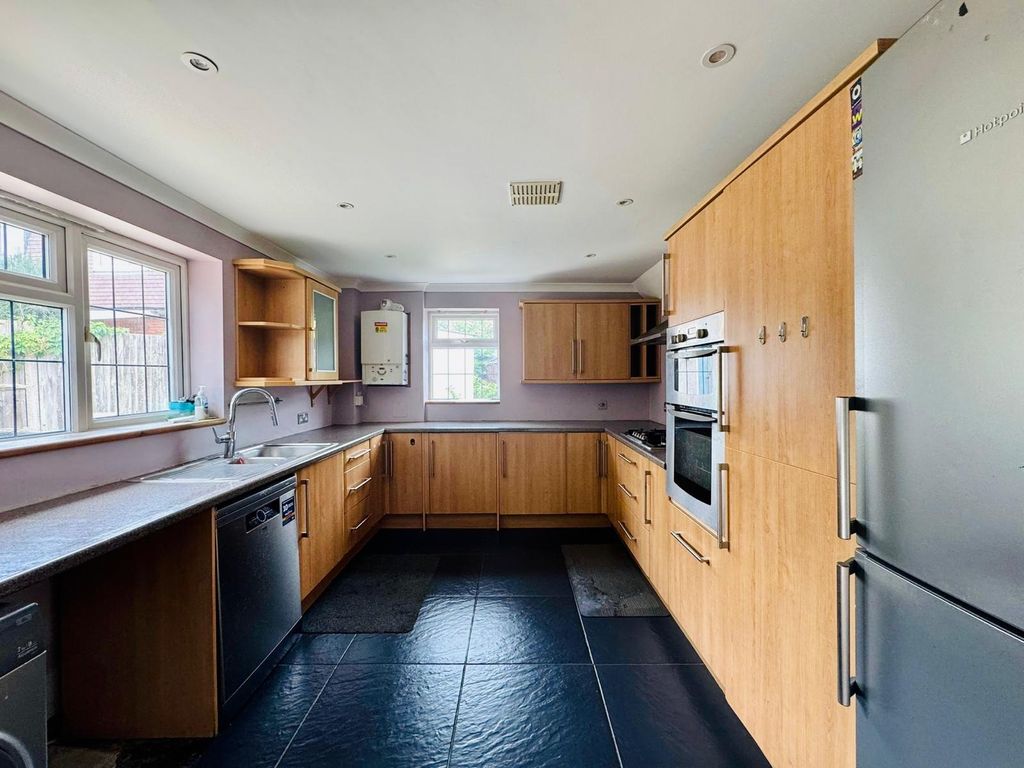 Property photo 1 of 14 293 Prestwick Road (6)
